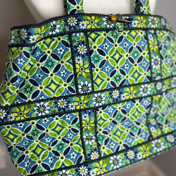 Vera Bradley Daisy Daisy Fabric tote/bag. Cotton.  Excellent used condition. - Picture 2 of 6